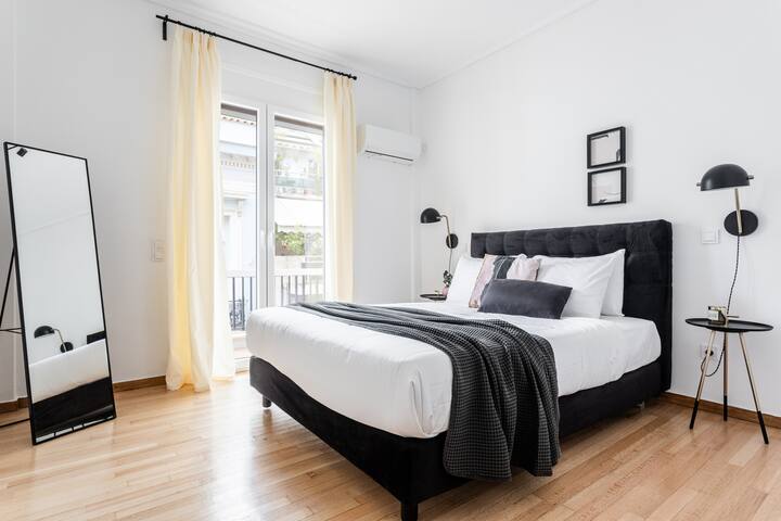 Sophisticated 2BR Apartment in Heart of Plaka gallery image 3