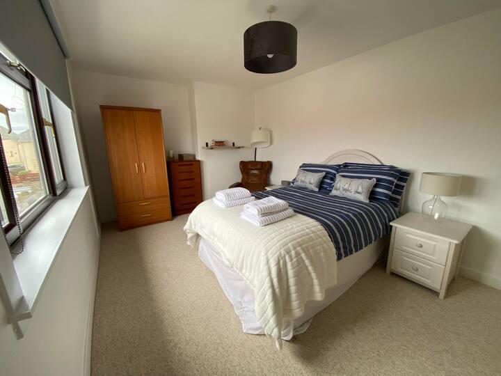 Ფართო ნათელი მთავარი საძინებელი