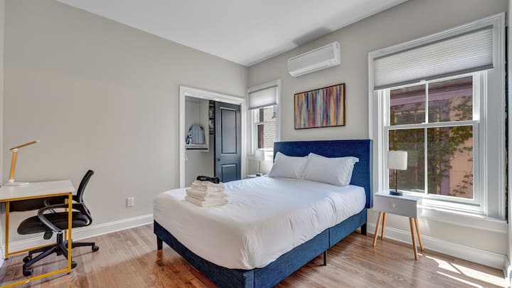 Spálňa 1 s kancelárskym stolom 