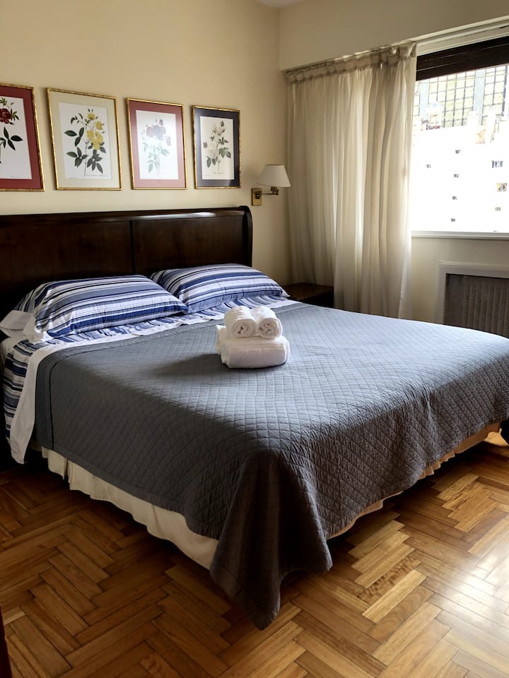 Udoban bračni krevet (plahte i navlaka mogu se razlikovati ovisno o godišnjem dobu i dostupnosti) s klima-uređajem i predivnim pogledom. Drvene žaluzine na prozoru za bolje zatvaranje.