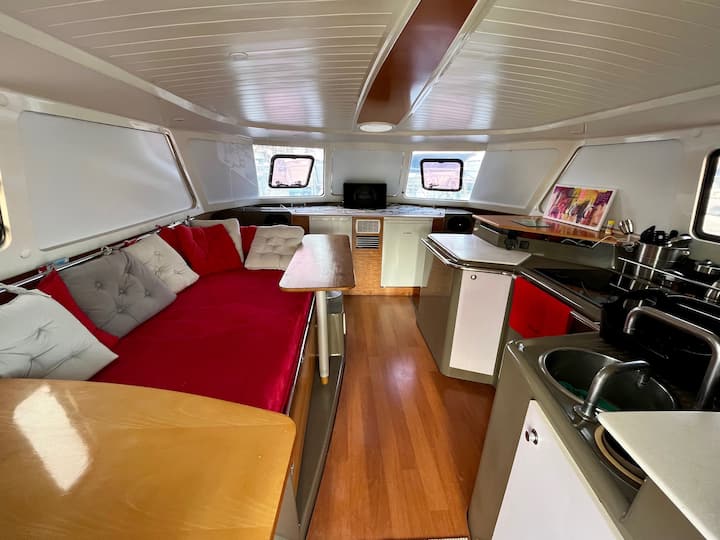 Vista general del cuadrado delantero del barco, banco/cama 1 cama, cocina, congelador, nevera, aire acondicionado, TV, Wifi, Sono con amplificador de bajo, 8 HP interior y exterior
