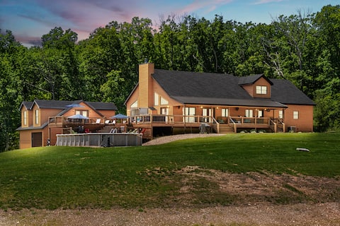 The Cedar Hill Lodge 52ac - Sleeps 20 - Hot Tub