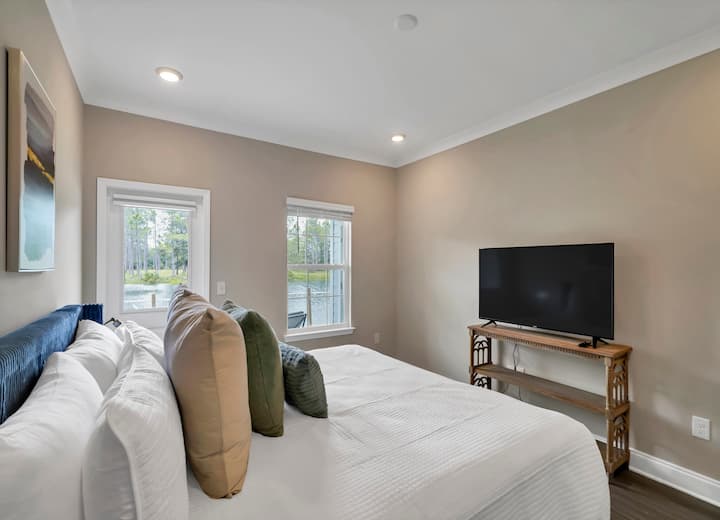 Lower Level King-slaapkamer met uitzicht op het meer en een smart-tv