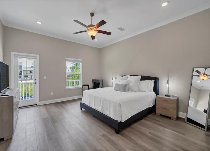 Primaire slaapkamer met uitloopbalkon met zithoek.  Smart-tv