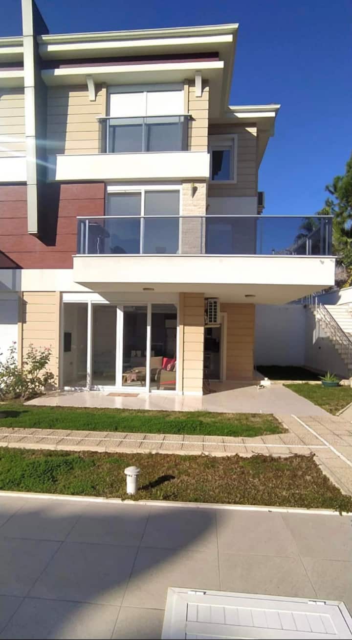 Villa Moderne Et Spacieuse Avec Piscine - Konyaaltı
