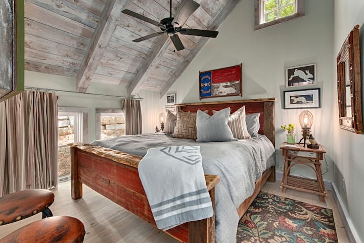 #1 King ննջասենյակ վերին մակարդակը. հարթ վահանակ հեռուստացույց դեկորատիվ կաբինետի ետեւում, en - Suite բաղնիք ապակե փակ ցնցուղ.