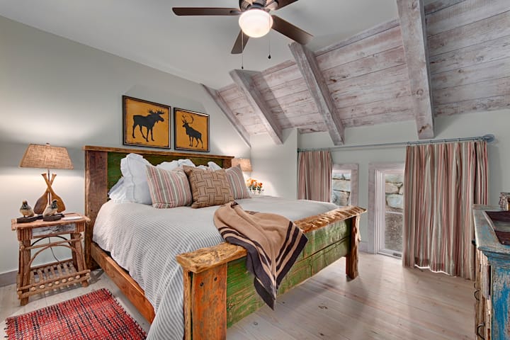 #2 King ննջասենյակ վերին մակարդակ; հարթ վահանակ հեռուստացույց դեկորատիվ կաբինետի ետեւում, en - Suite բաղնիք հետ ապակի կցվում քայլել ցնցուղ.