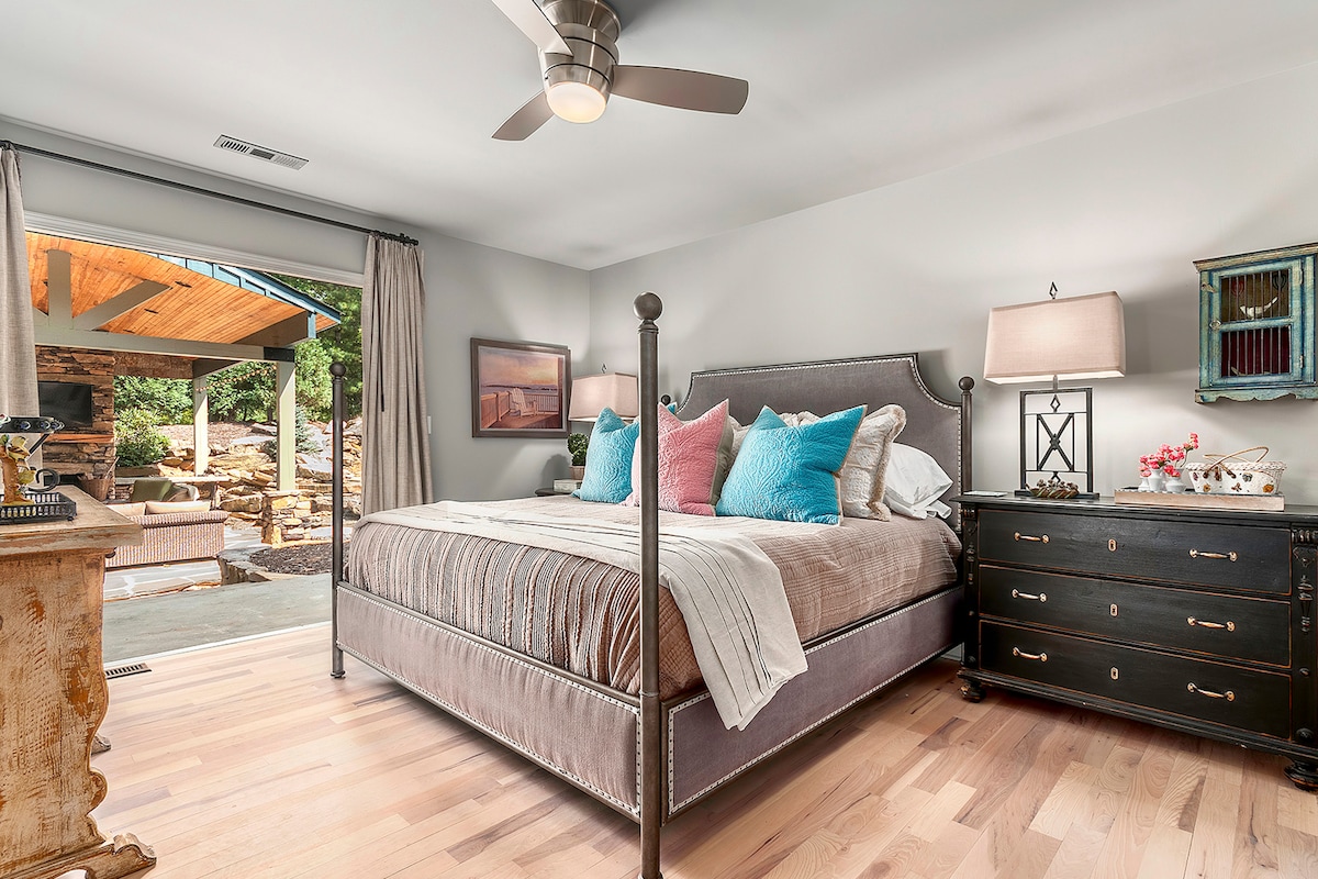 Phòng ngủ cỡ King số1 tầng chính; TV màn hình phẳng phía sau tủ trang trí, phòng tắm khép kín riêng.