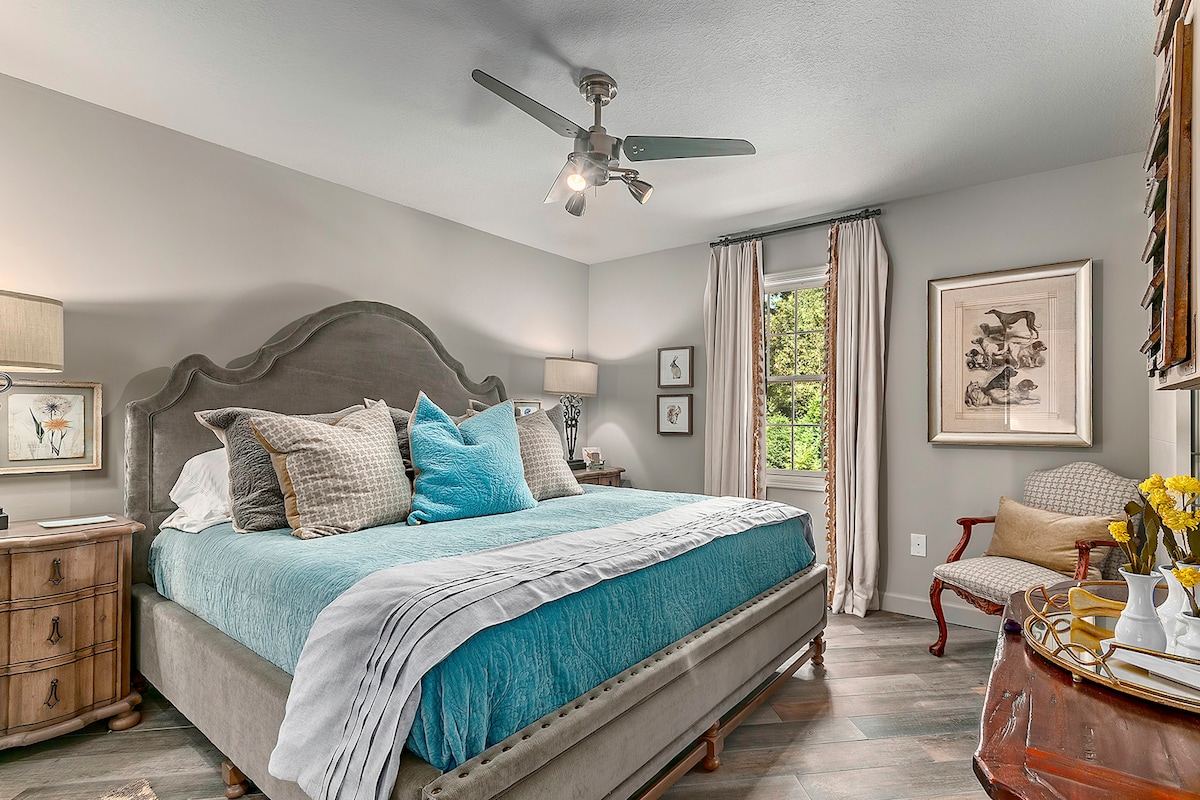 Phòng ngủ cỡ King số3 tầng hai; TV màn hình phẳng phía sau tủ trang trí, phòng tắm khép kín riêng.