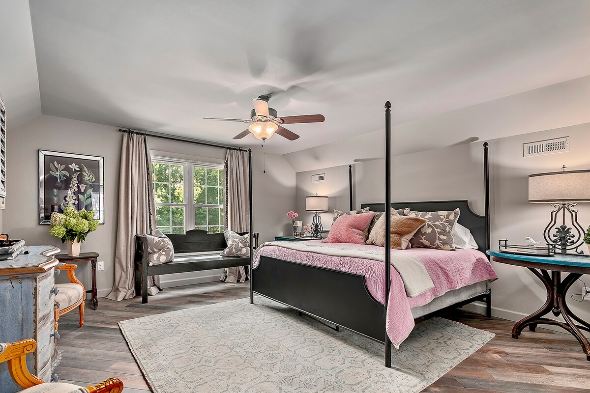 Phòng ngủ cỡ King số2 tầng hai; TV màn hình phẳng phía sau tủ trang trí, phòng tắm khép kín riêng.