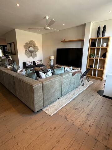 3 Anchor Bay Luxury Home gallery image 3