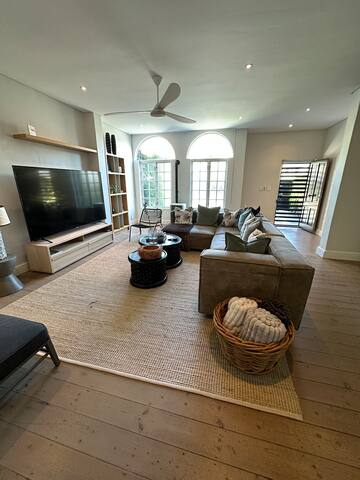 3 Anchor Bay Luxury Home gallery image 4