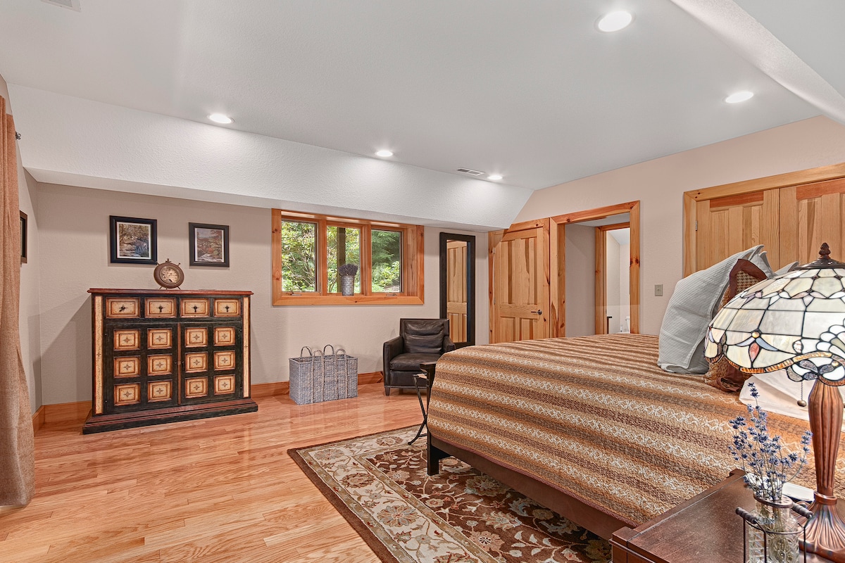 Dormitorio 4 tamaño king del nivel inferior. Baño privado con ducha a ras del suelo.