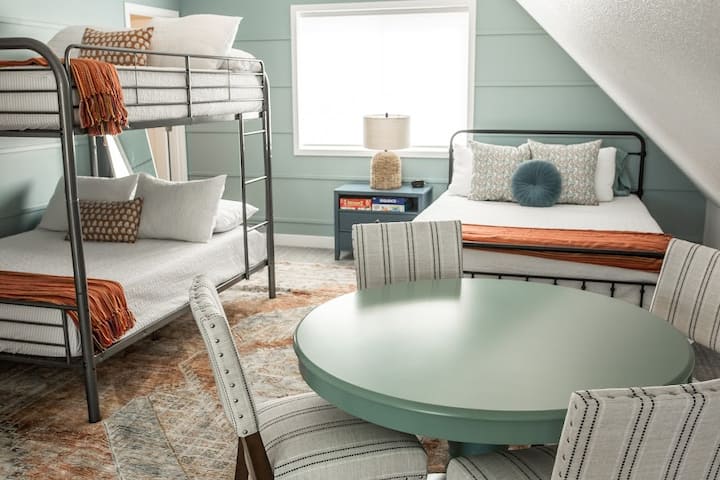 Нашият лофт разполага с двойно легло, пълно над двуетажни легла, самостоятелна баня с вана/душ, дрешник, пълен с играчки, книги, игри, а помещението разполага и с отделна маса за игри. 