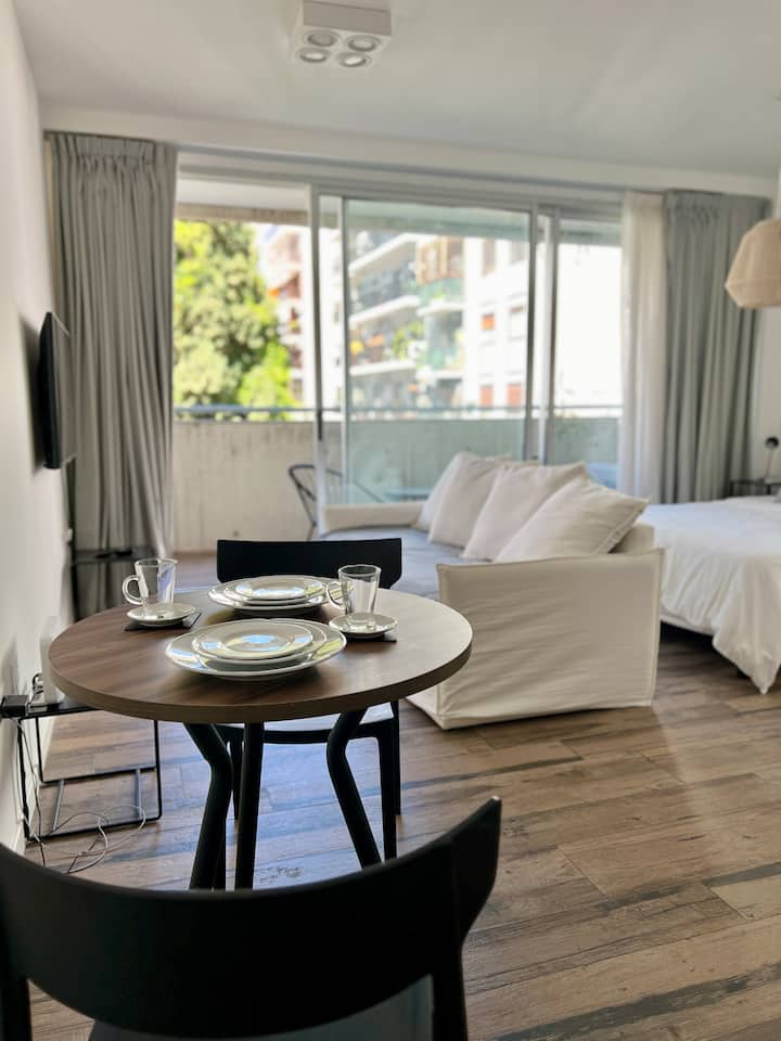 Furnished studio apartment with balcony in Colegiales near Clínica Robles