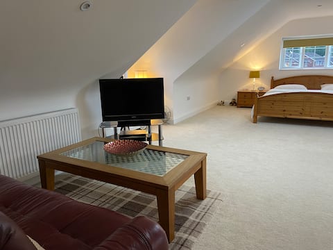 Popular Airbnb listing: Private, peaceful, spacious & self-contained in Rushmoor