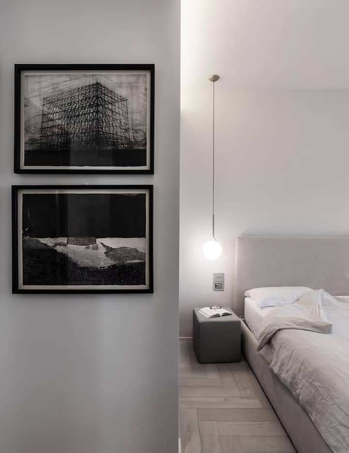 Основна спалня - размер на леглото 180 х 200 см