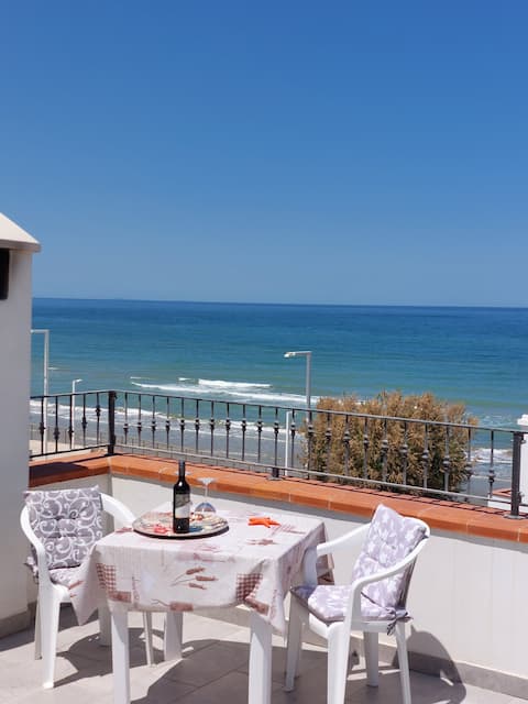 Beautiful apartment facing the sea