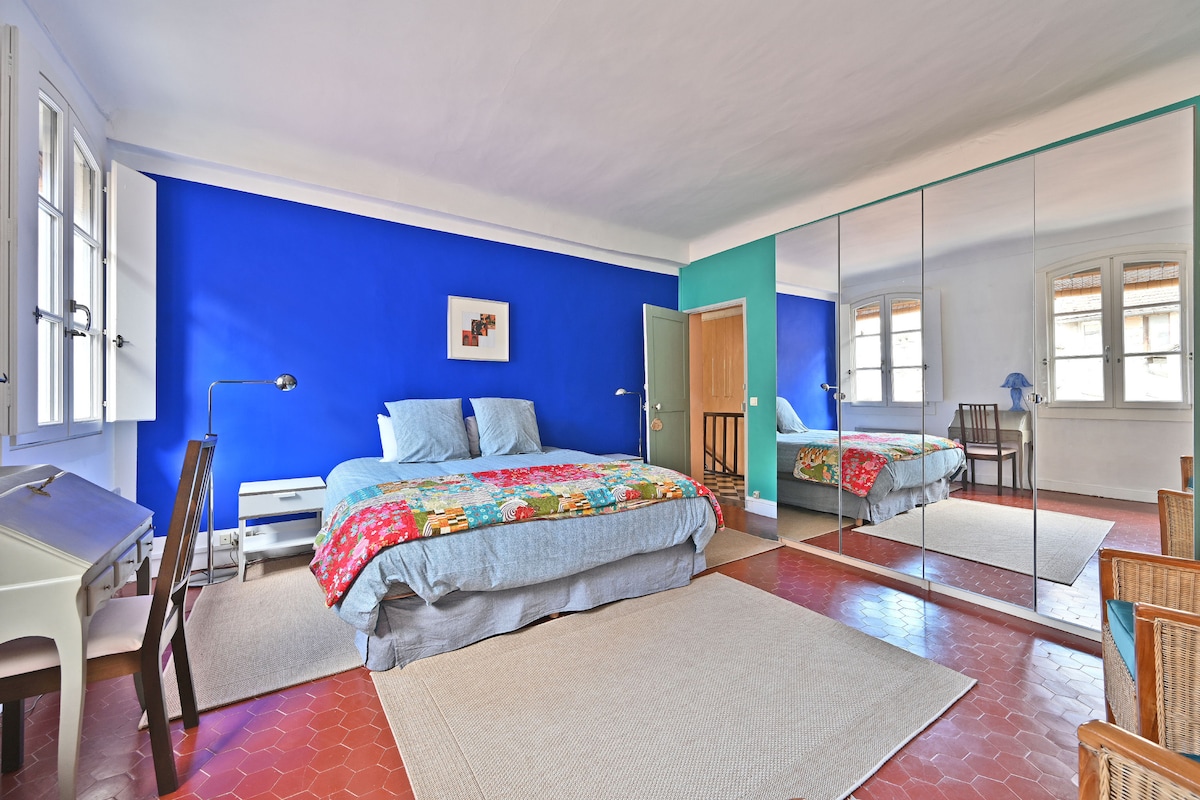 Მეორე საძინებელი სამუშაო სივრცით, საგარდერობო ოთახითა და ძალიან დიდი საწოლით...