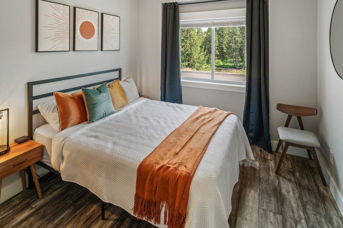 Chumba cha kulala #2 kitanda cha malkia na mandhari ya mto