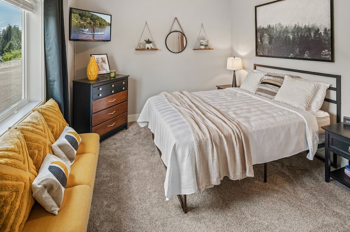 Საძინებელი №3 საწოლი Queen,მდინარის ხედები და ტელევიზორი