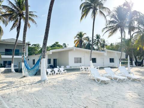 Beautiful Beachfront House Private/Pool/Wifi