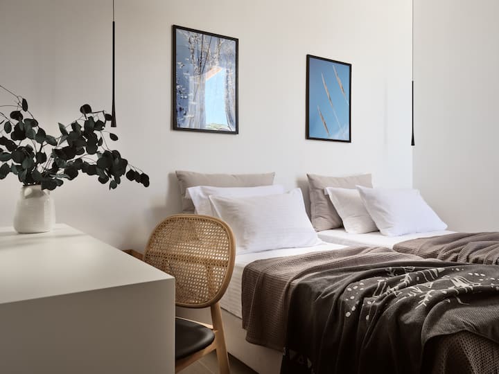 Dormitorio doble con dos camas individuales y ropa de cama de primera calidad.