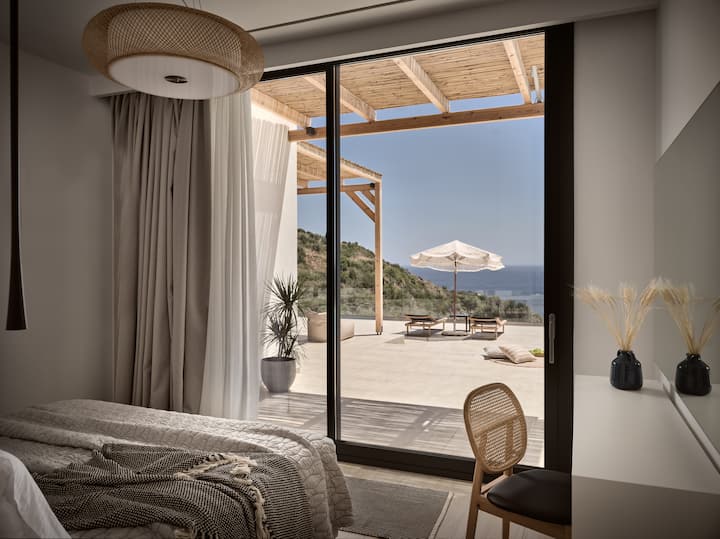 Dormitorio doble con cama Queens ( 1.60x2.00) y acceso directo a la terraza.