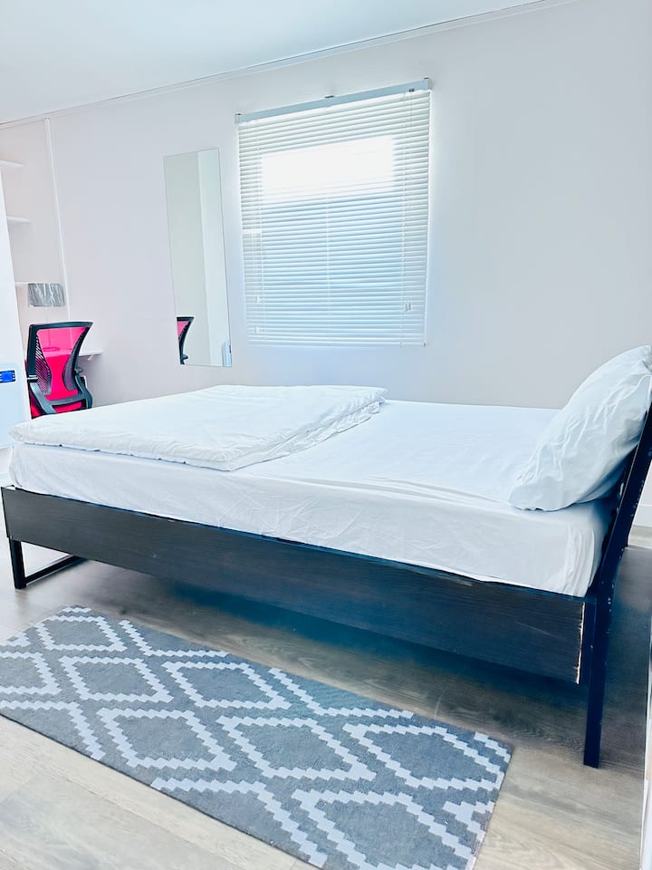 Kitanda Kubwa cha Watu Wawili na Kioo cha Kusimama