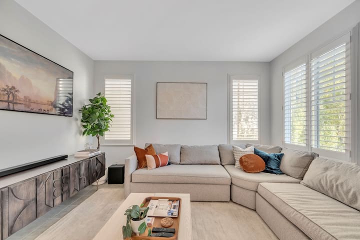 $1.8M Luxe MeiCasa | 5min Levi | EV | Massage Beds