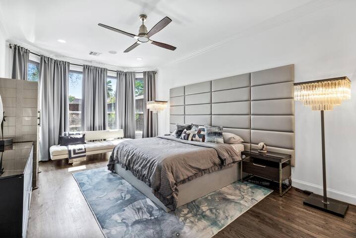 The Lux gallery image 3