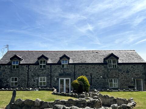 The Retreat Cottage | Hot Tub | Stunning Snowdonia