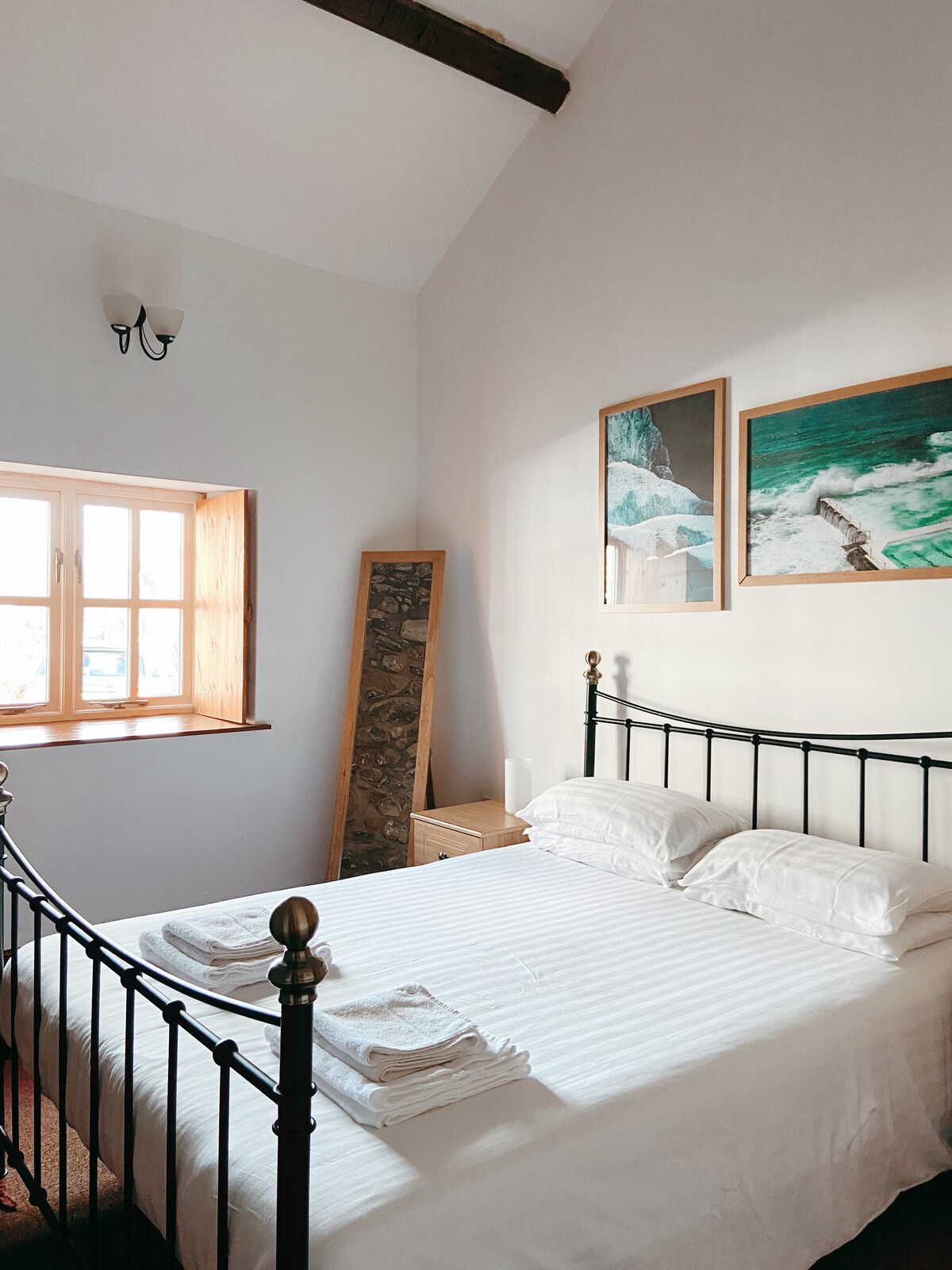 Llys y Wennol乡村小屋的双人房（主乡村小屋隔壁）