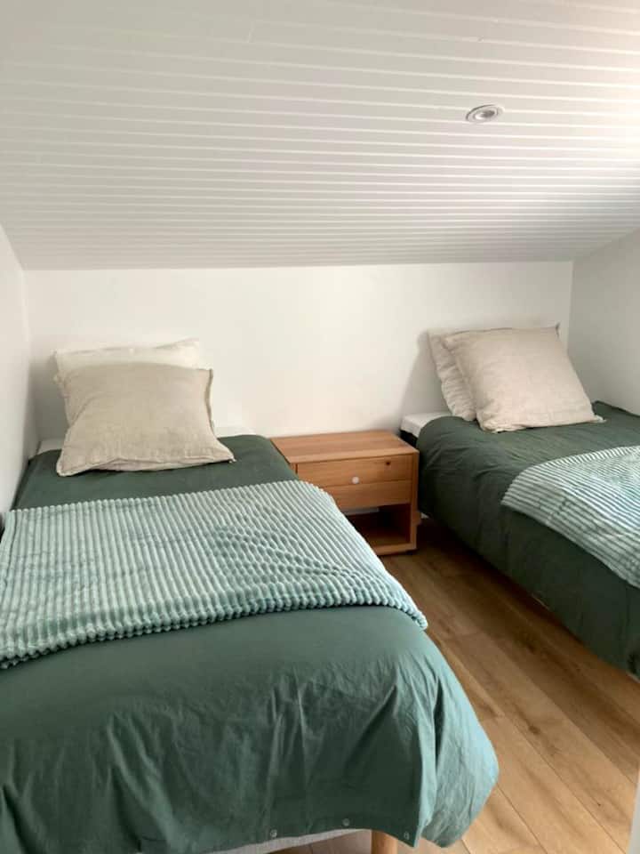 2 letti da 90 in una delle 2 camere da letto al piano superiore - Biancheria da letto nuova