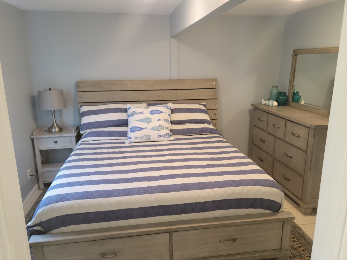 Dhomë gjumi master me krevat dopio "king" dhe banjë private. 