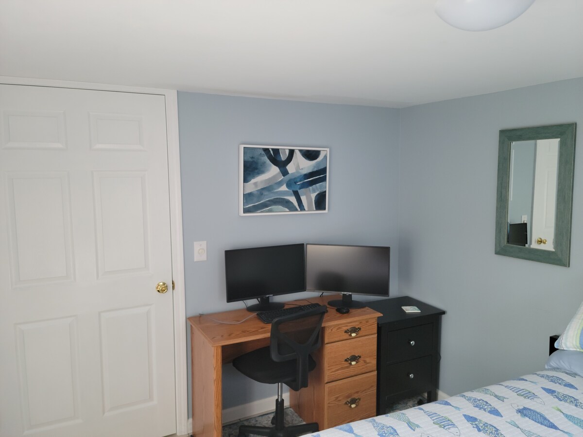 Hapësirë zyre në dhomën e gjumit "queen".