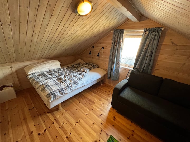El loft en la cabaña con cama matrimonial y sofá cama. TV