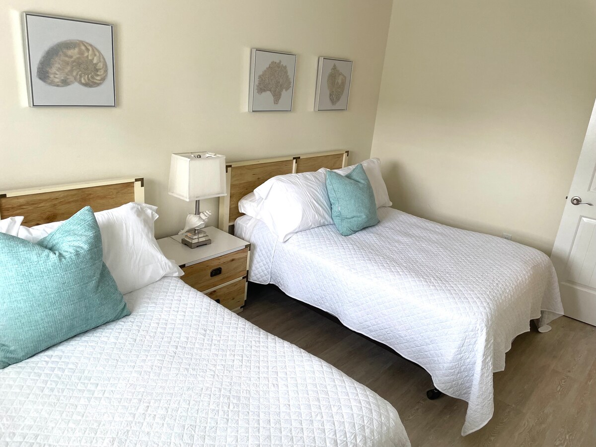 Спалня за гости с две легла в пълен размер.