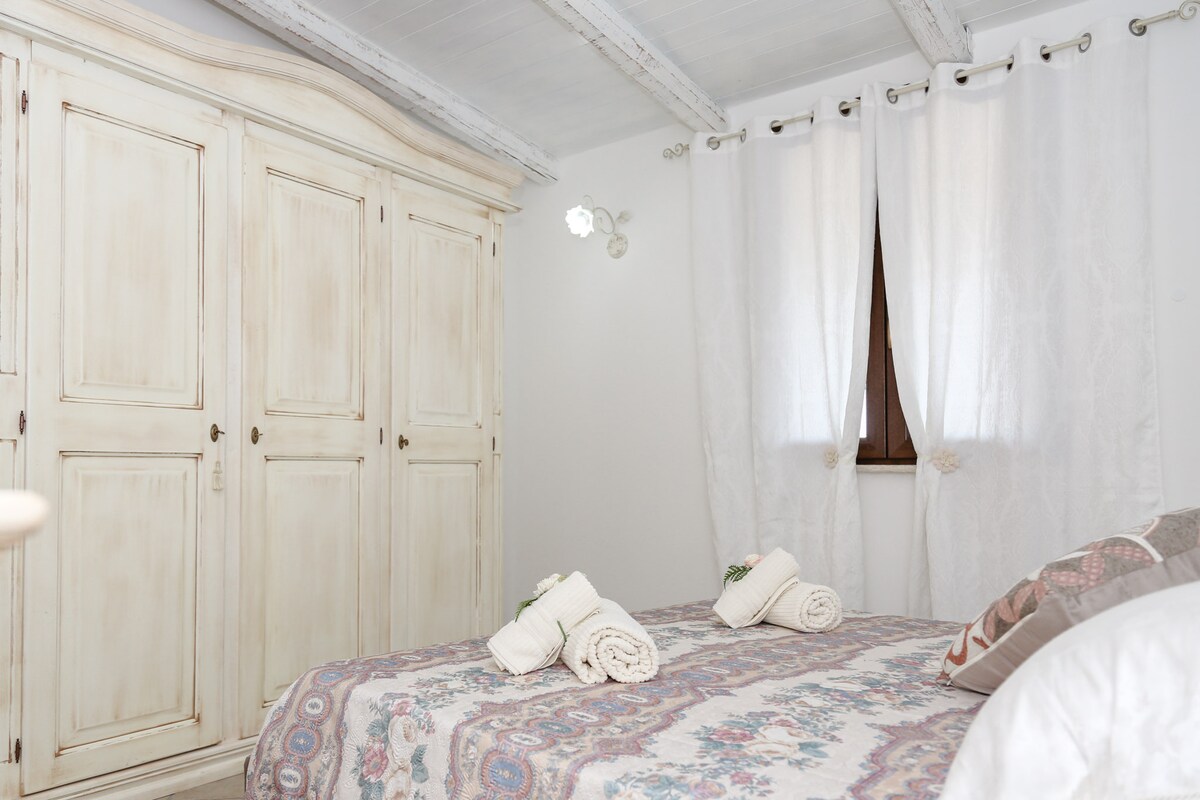 El dormitorio principal tiene un armario grande