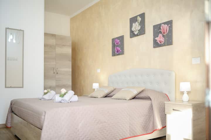 La segunda habitación del alojamiento. Con cama matrimonial y cama individual. Los dos dormitorios son muy luminosos y miden unos 20 m² cada uno. Cada uno está equipado con aire acondicionado independiente.