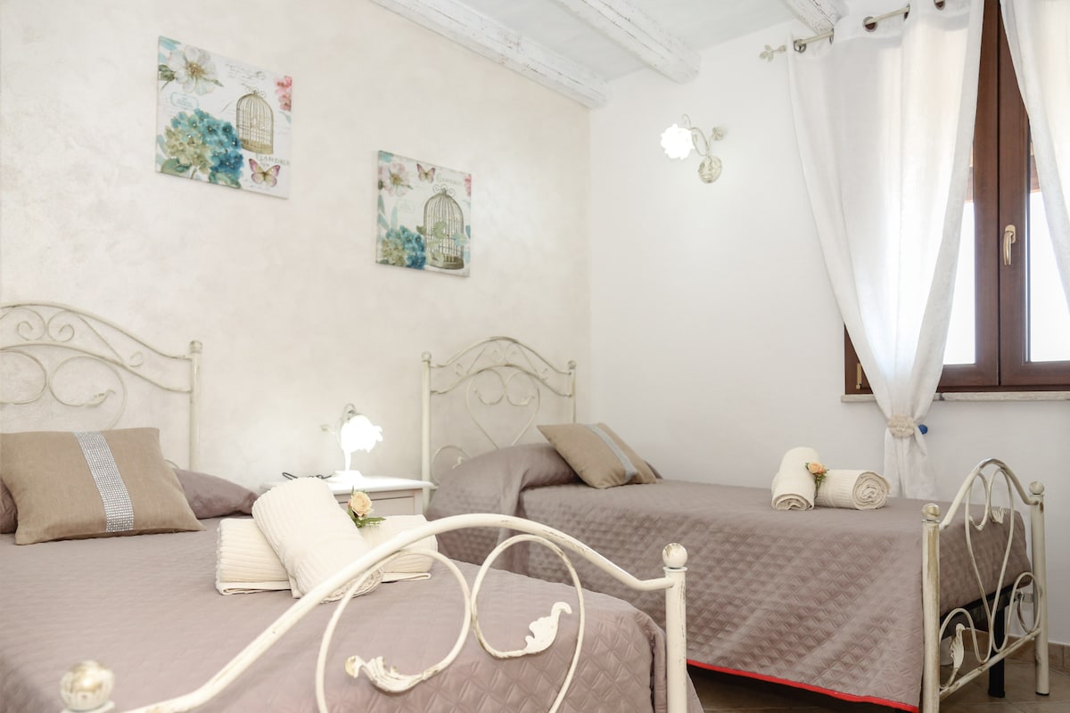 Segunda habitación en la casa señorial. También con una ventana con vista al campo.