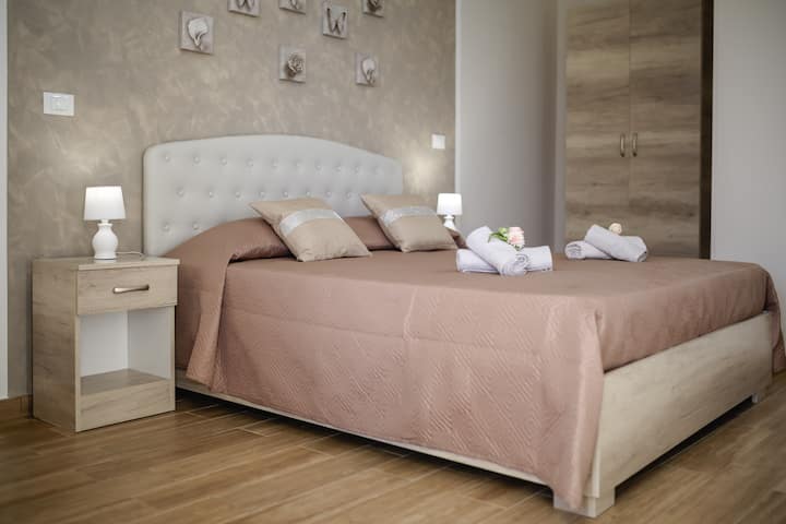 Una de las dos habitaciones en Dependance. Incluye baño privado, aire acondicionado y armario.