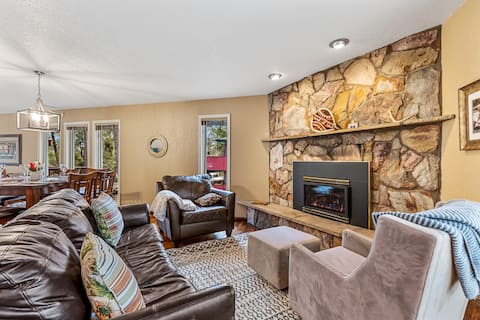 Popular Airbnb listing: Cabin Retreat in the Pines with Hot Tub & Fire Pit in Flagstaff / Sedona
