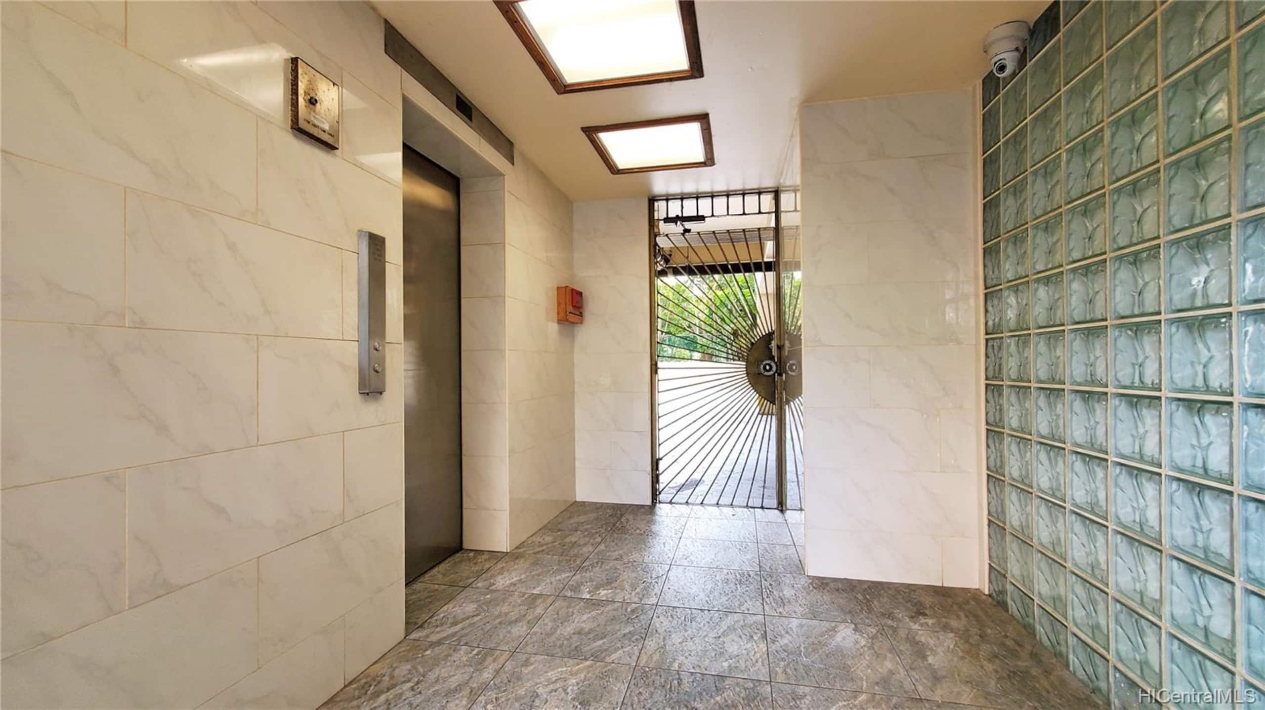 Condo in Honolulu · ★4.82 · 2 bedrooms · 2 beds · 1 private bath - Image 19