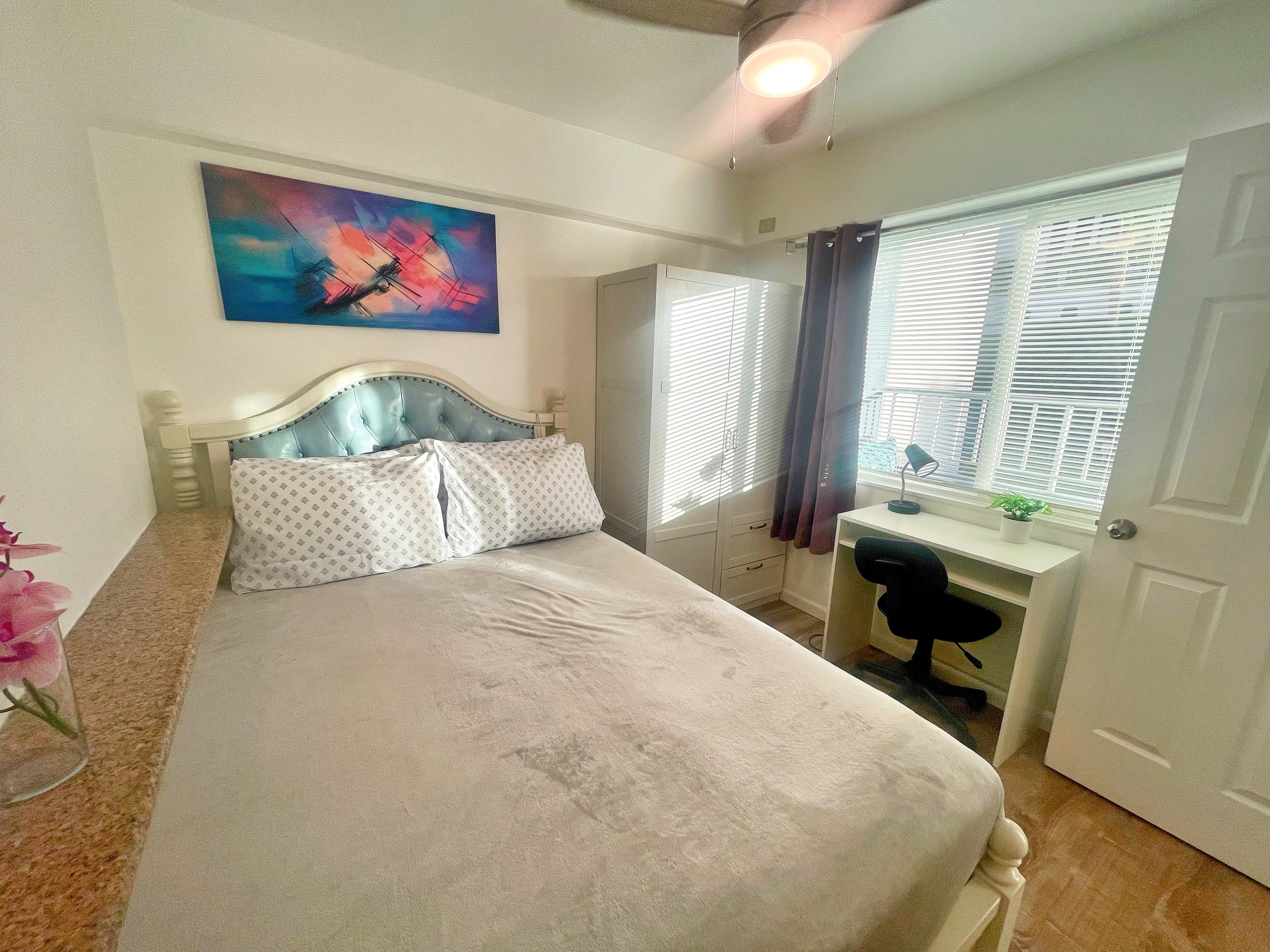 Condo in Honolulu · ★4.82 · 2 bedrooms · 2 beds · 1 private bath - Image 6