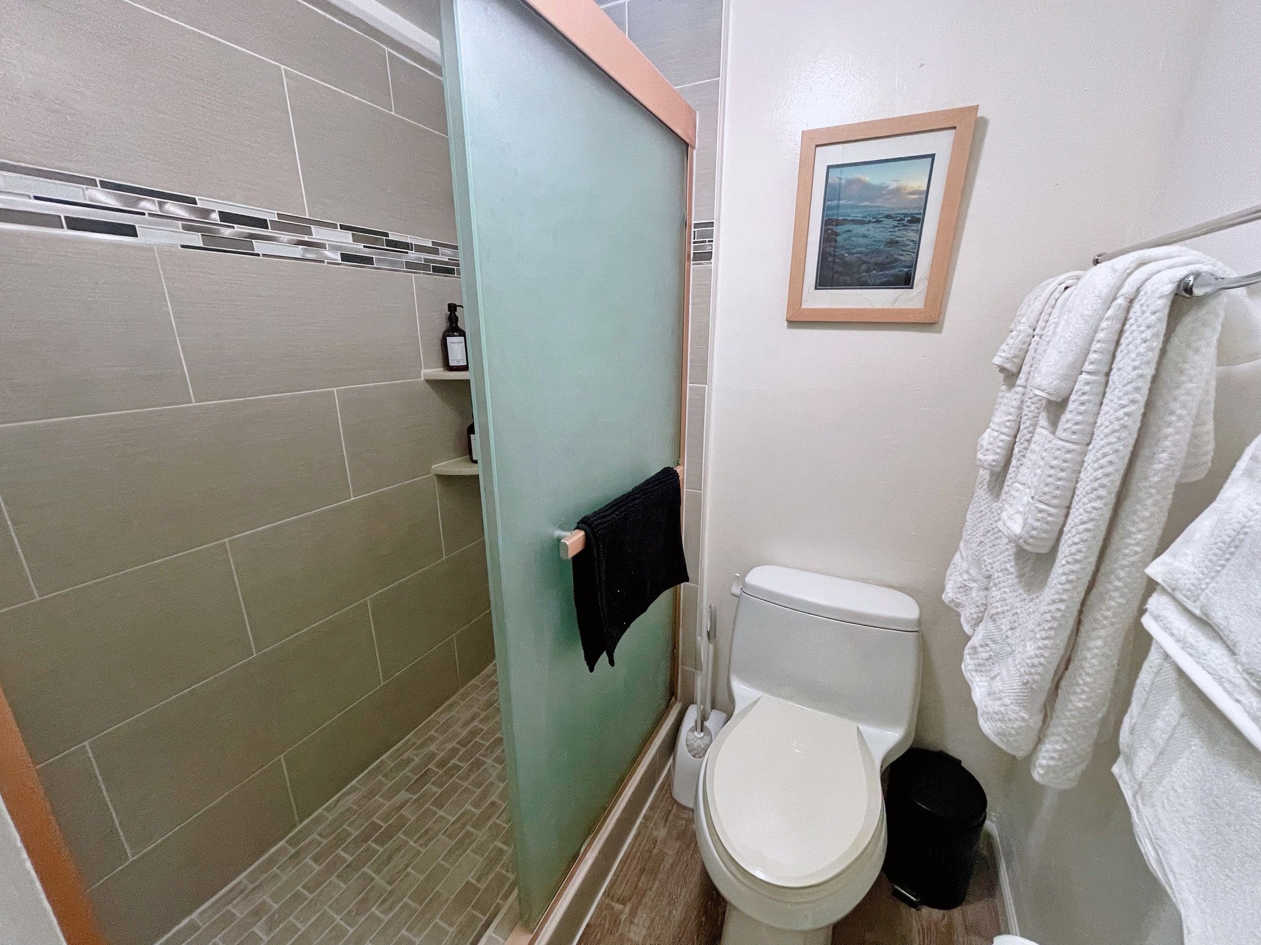 Condo in Honolulu · ★4.82 · 2 bedrooms · 2 beds · 1 private bath - Image 11