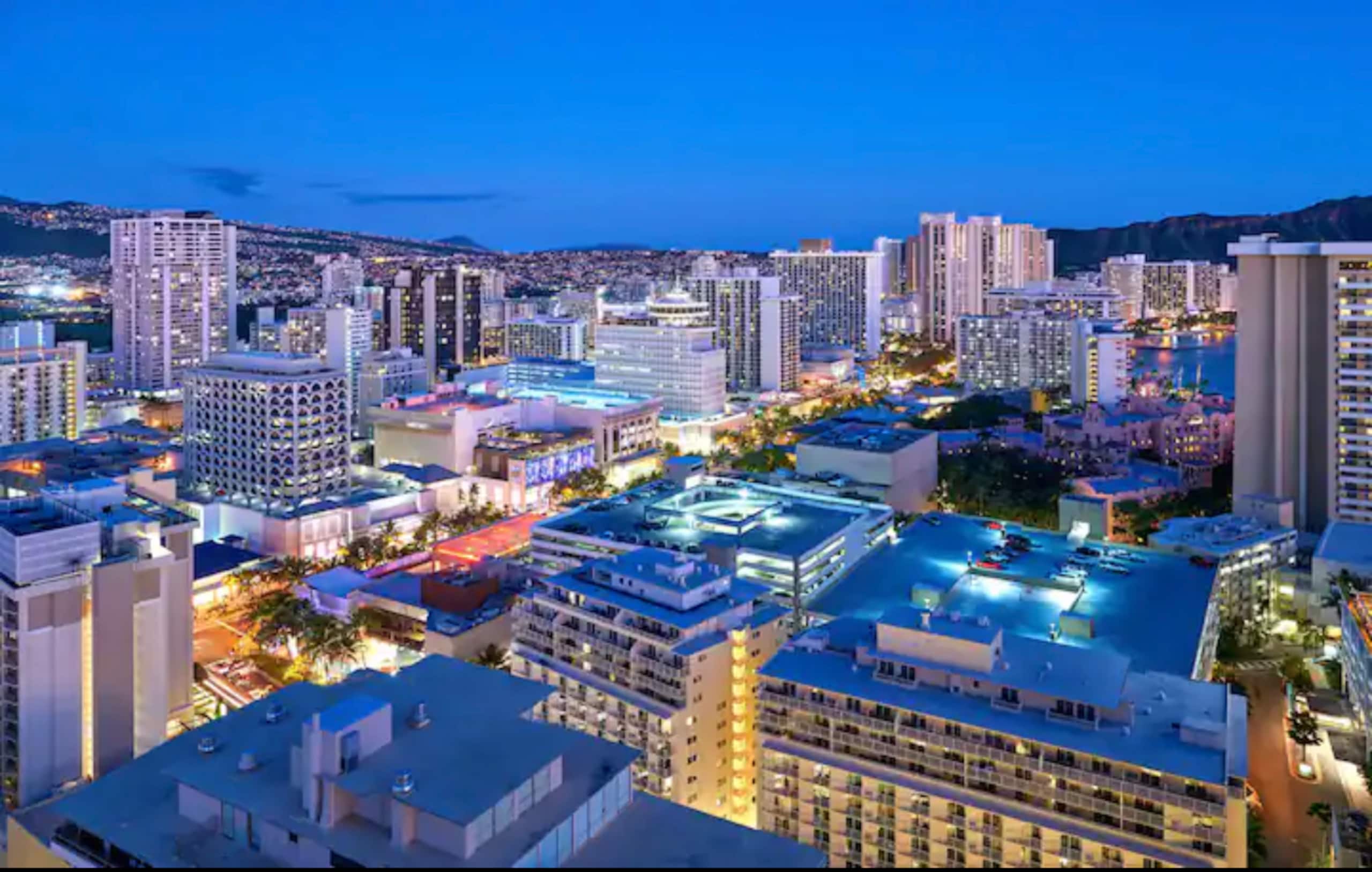 Condo in Honolulu · ★4.82 · 2 bedrooms · 2 beds · 1 private bath - Image 29