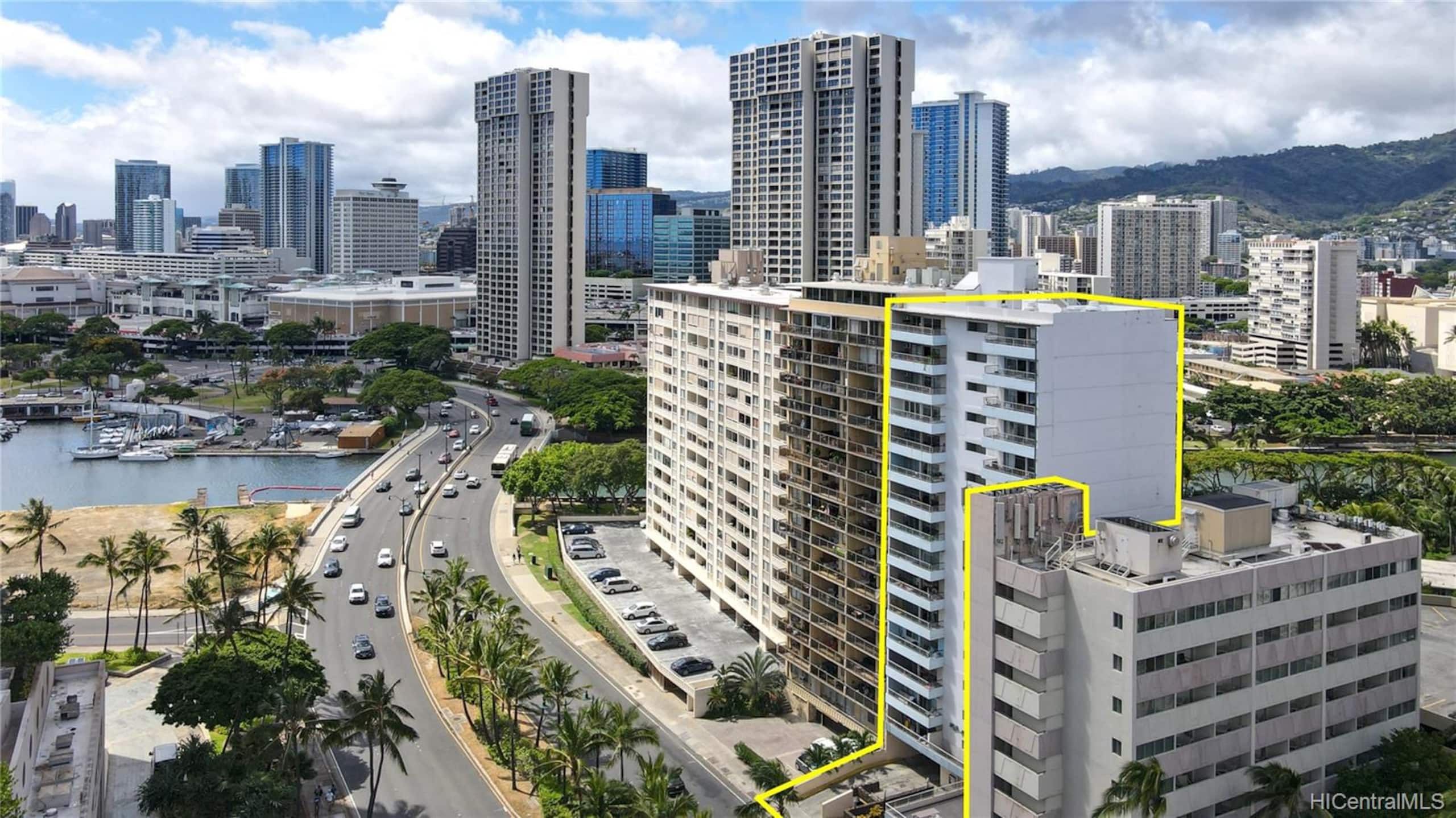 Condo in Honolulu · ★4.82 · 2 bedrooms · 2 beds · 1 private bath - Image 20
