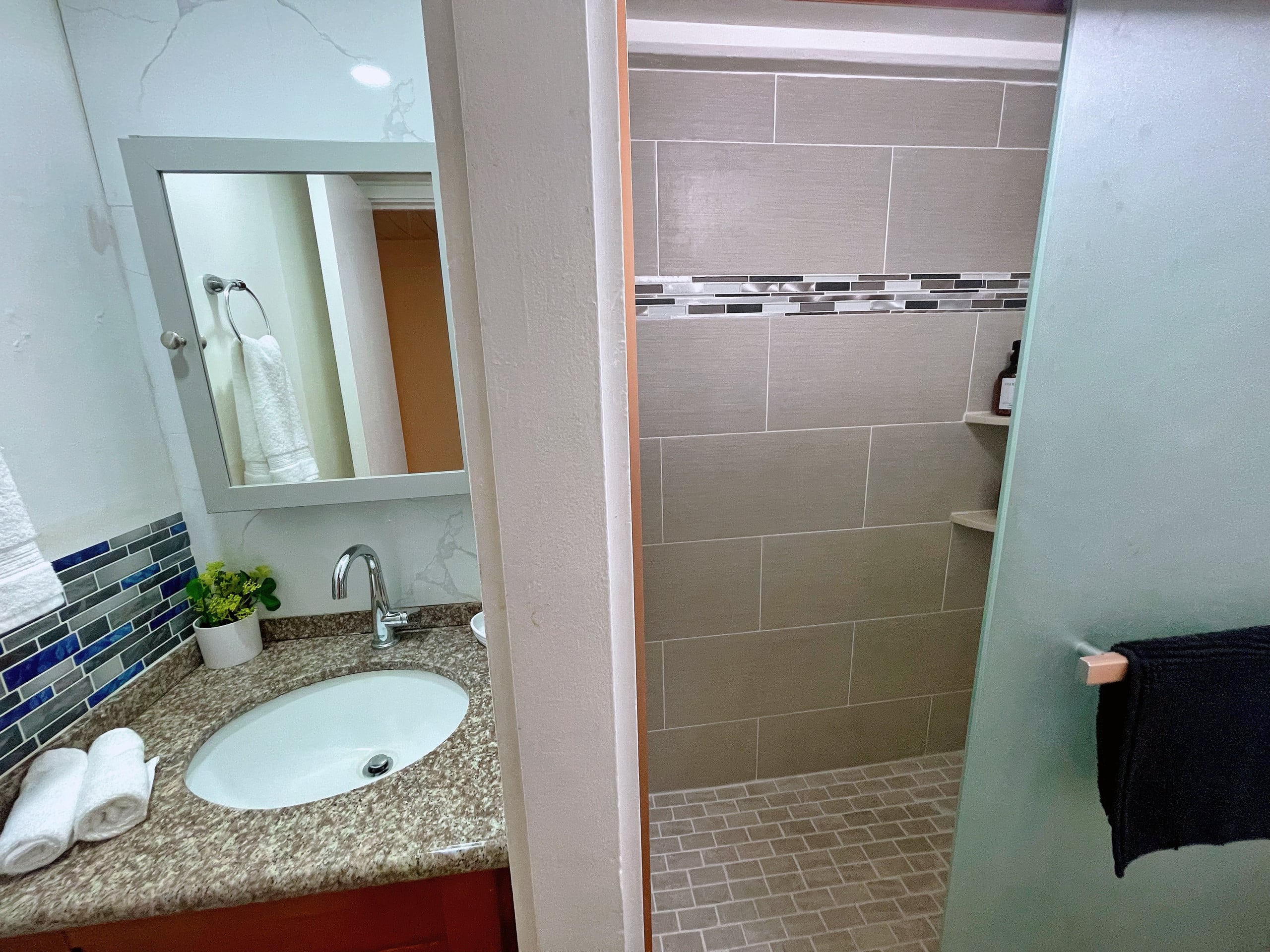 Condo in Honolulu · ★4.82 · 2 bedrooms · 2 beds · 1 private bath - Image 12