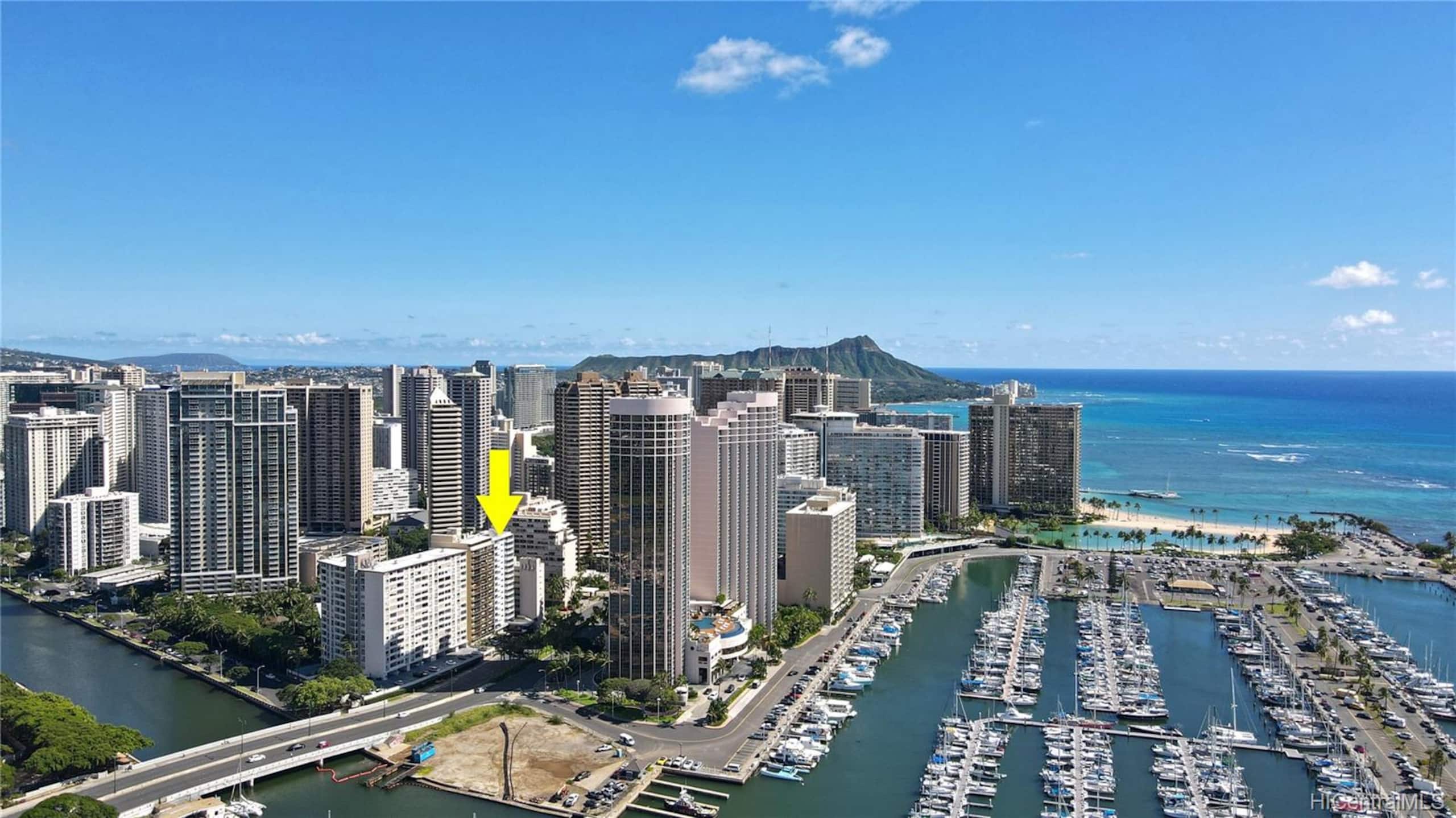 Condo in Honolulu · ★4.82 · 2 bedrooms · 2 beds · 1 private bath - Image 21